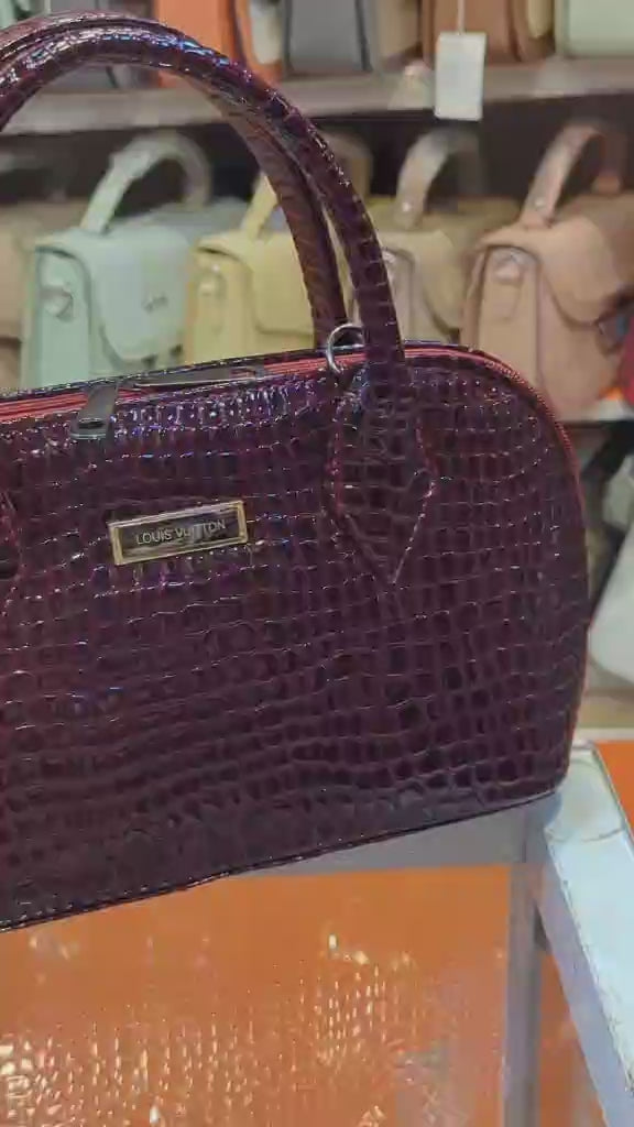 Elegant Crocodile-Embossed Women’s Handbag – Structured Luxury Tote